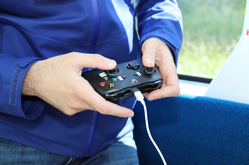 手動運転はゲームのコントローラを使用