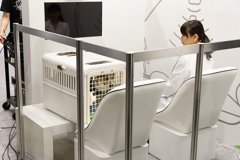 車内を模したセットでデモンストレーション