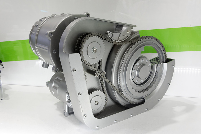 48V P2 ハイブリッド車用モジュール。従来車のトランスミッションに組み合わせることでハイブリッド化が可能