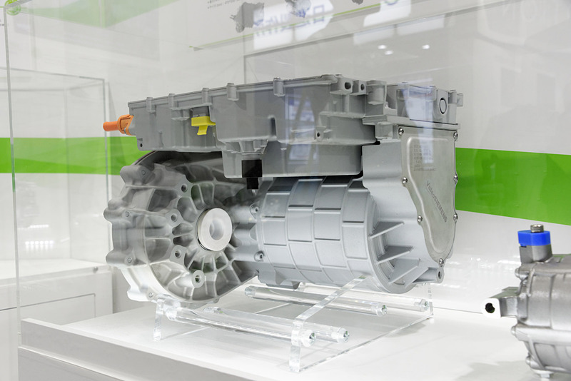 高電圧 電動アクスル。最高出力100kW、400Vバッテリーに対応し、最大トルクは2150Nm