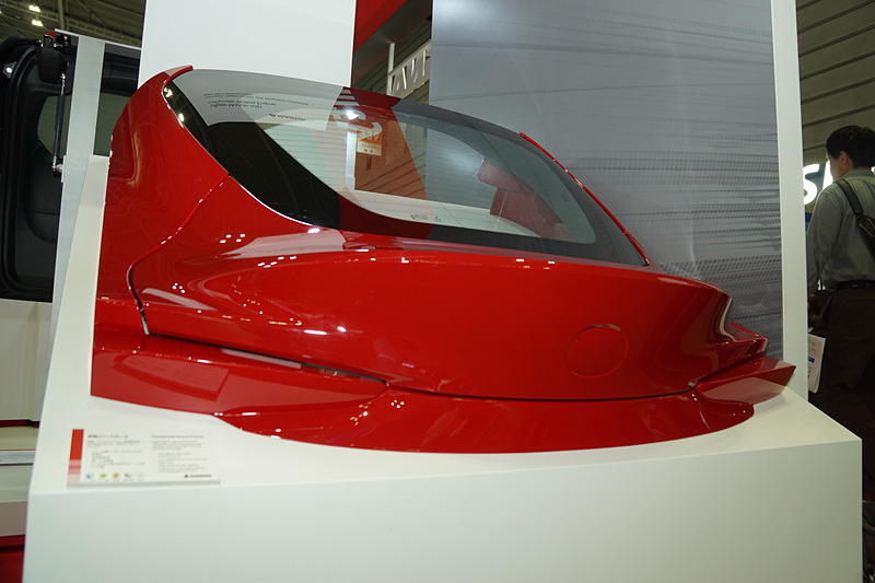 新型「スープラ」のリフトゲートには樹脂製のフレームが採用されている