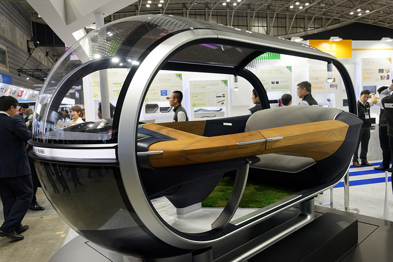 クルマの未来像をイメージした旭化成のコンセプト展示