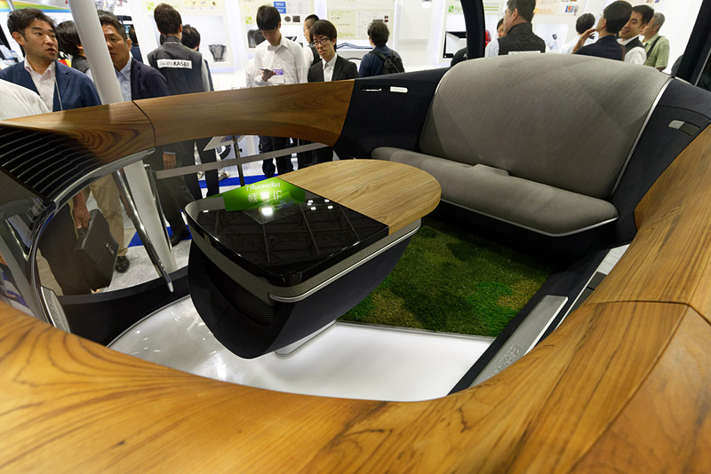 自然を感じさせる車内空間