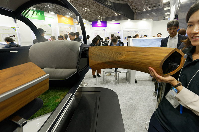 ドア付近には本物の木材を使用している