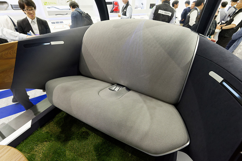 シートにはスエード調人工皮革のDinamicaが使われている