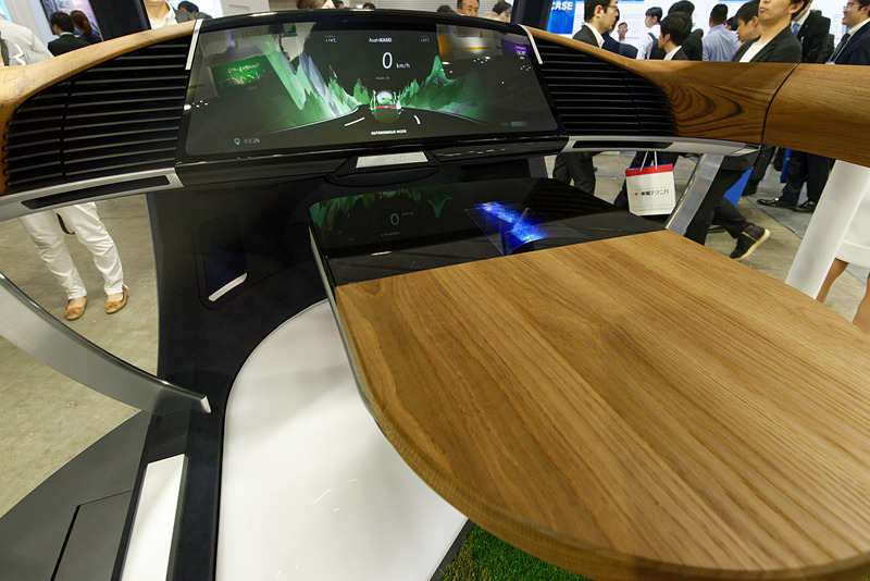 車内の大型ディスプレイを用いてデモンストレーション