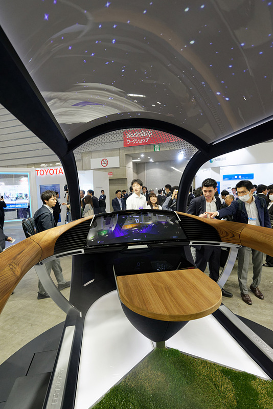 天井は走行時の周囲環境などに応じた映像が映し出される