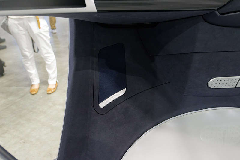 前方の足下に指向性スピーカーを配置