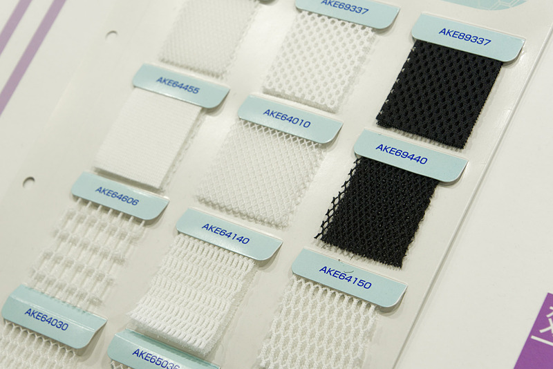 シートに使うことで座り心地を快適にする3次元構造のファブリック素材