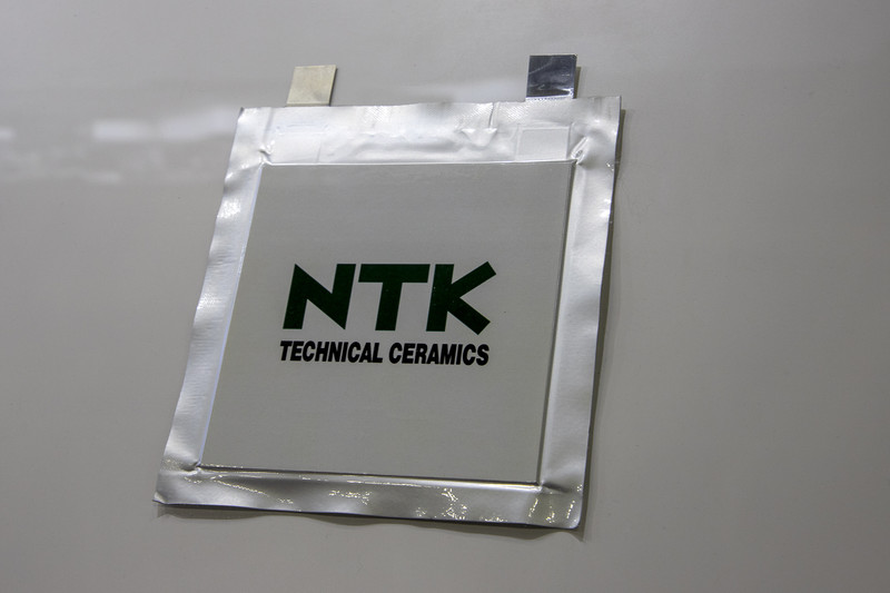 NGK/NTKブースでは全固体電池のサンプルを展示。電解液に代わりセラミックスの粉を用いたもの