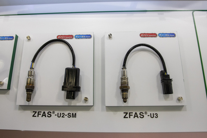 こちらは空燃比センサー。全域での計測が可能。センサー部は排出ガスを内部に取り込む形状とすることで、従来よりきめ細かい計測が可能になっている