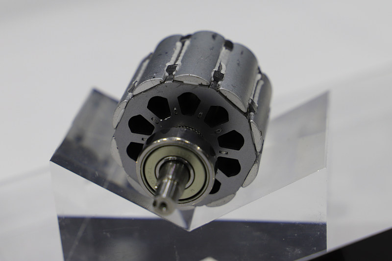 現行品のモーター。半月型に盛り上がっている部分に磁石を貼り付けている