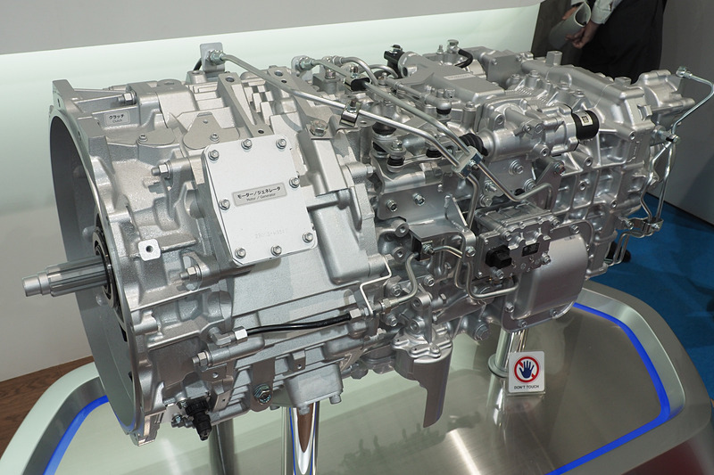 発売予定の大型トラック「プロフィア ハイブリッド」に搭載予定のハイブリッドユニット。左側がモーター/ジェネレーター