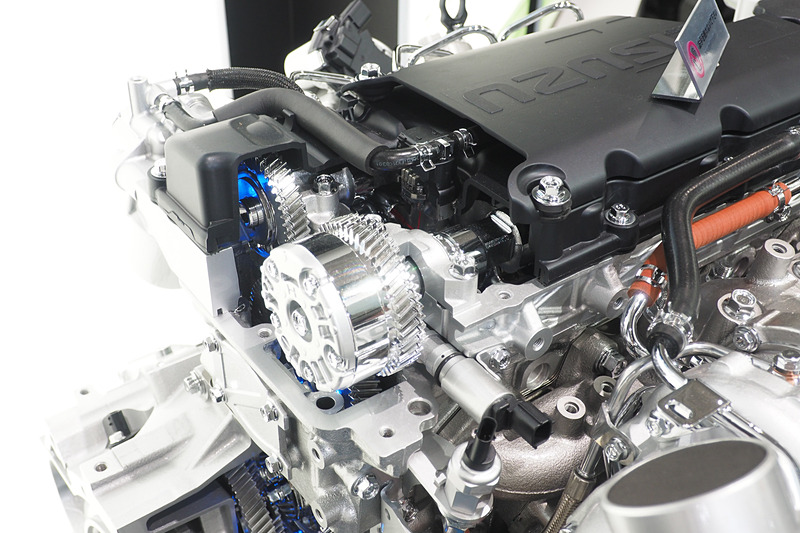 DOHCで排気側も可変バルブタイミングとなっている