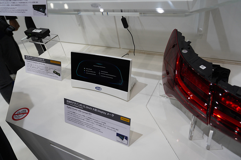 カーブ液晶を利用したデジタルメーター