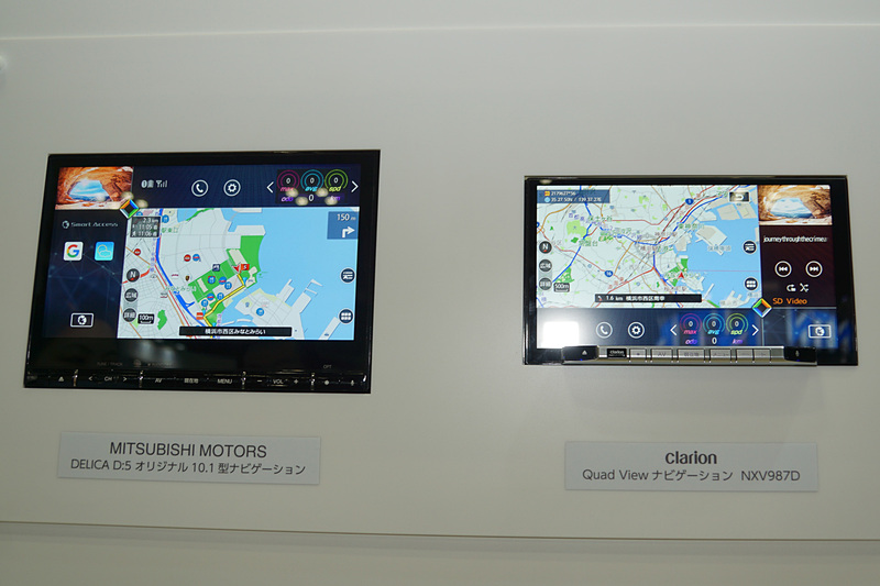 フォルシアブース。三菱自動車工業の「デリカD：5」に採用されたオリジナル10.1型ナビゲーション（左）、クラリオンのQuad Viewナビゲーション「NXV987D」（右）を展示