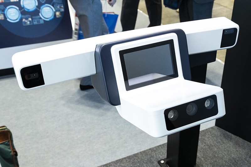 覚醒度推定のシステムは中央（モニター下部）にIRカメラ、距離センサーはステアリングを避けるため左右に設置される