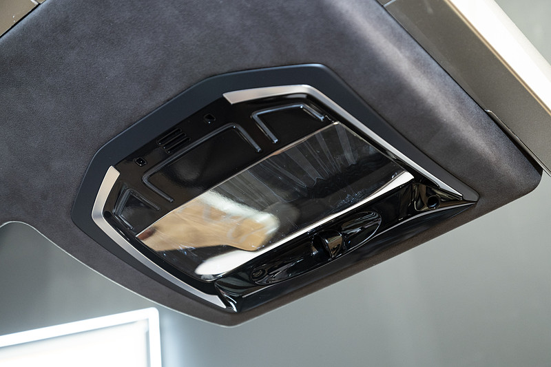 オーバーヘッドコンソールにも脈拍を感知するカメラを内蔵。音楽を再生するスピーカーや香りを出すシステムも備える