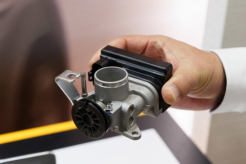 奥の黒い部分がEMS。手前のバルブ部分は車両に応じてカスタマイズして提供される