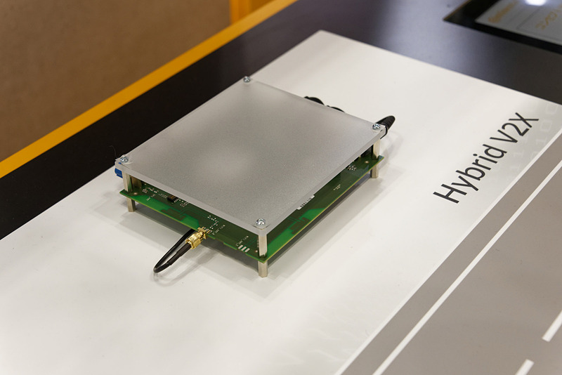 セルラーV2XとDSRCの両方に対応した「Hybrid V2X」