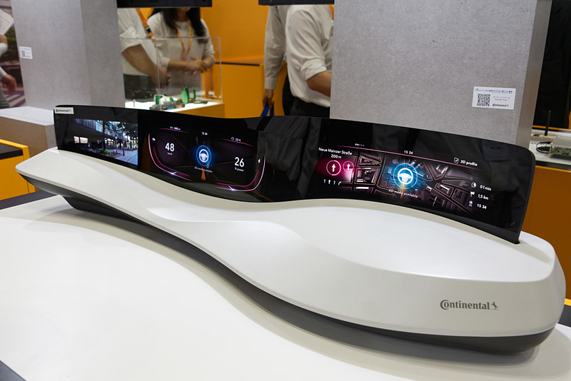 メーターパネルなどに用いることを想定した曲面ディスプレイ。樹脂製で安全性にも優れる