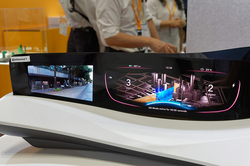 メーターのほか、ナビ画面、電子サイドミラーの映像を表示することも考えられる