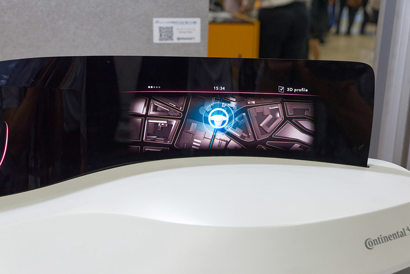 メーターのほか、ナビ画面、電子サイドミラーの映像を表示することも考えられる