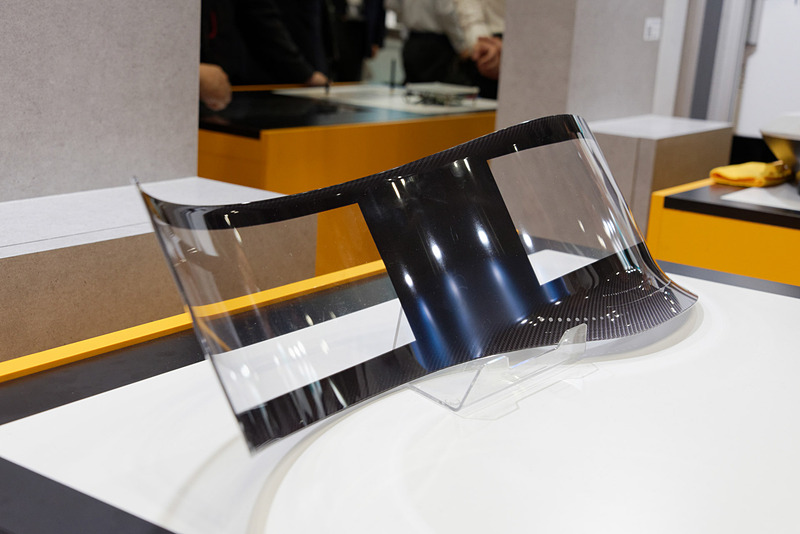 樹脂パネル部分のみの展示。かなりの薄型であることが分かる