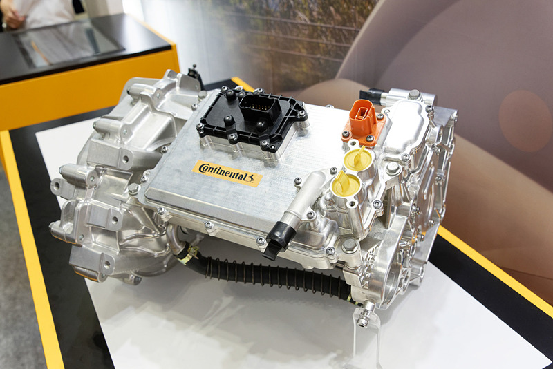 電動モーターにインバーターとギヤボックスが一体化されたEV向けのコンパクトなパワートレーン。インバーターなどが別体だった従来製品に比べて重量が3割、コストは2割削減された