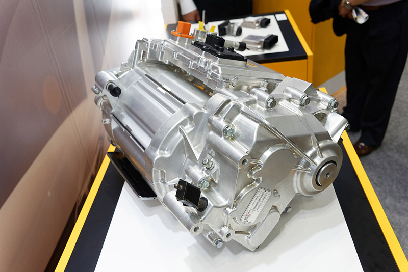 電動モーターにインバーターとギヤボックスが一体化されたEV向けのコンパクトなパワートレーン。インバーターなどが別体だった従来製品に比べて重量が3割、コストは2割削減された