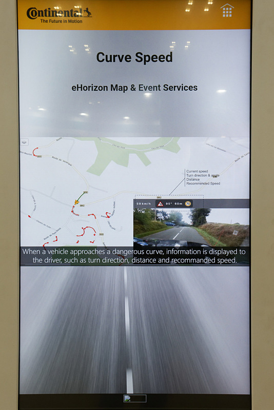 eHorizonが実現する仕組みの1つ。先行車両の走行情報をクラウドに送信し、後続車がその情報からコーナーのタイミング、適切な走行速度などの情報を得られる