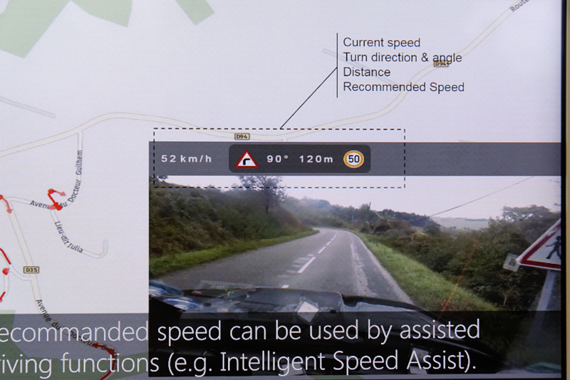 eHorizonが実現する仕組みの1つ。先行車両の走行情報をクラウドに送信し、後続車がその情報からコーナーのタイミング、適切な走行速度などの情報を得られる