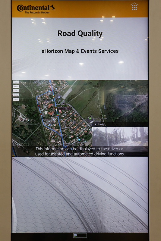欧州などで多く見られる速度を落とすためのバンプ。そういった路面の凹凸に関する情報や警告の事前通知もeHorizonによって実現する