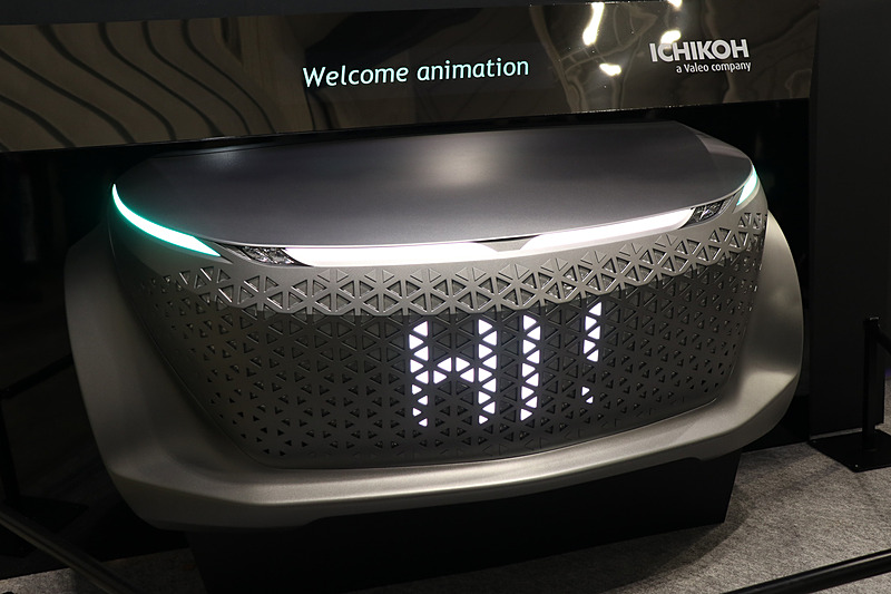 ピクセルごとの発光を切り替えることで、車両が次に行なうアクションの予告や危険の存在などを車外に人に通知する