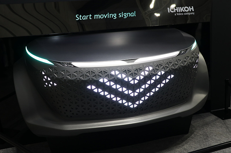 ピクセルごとの発光を切り替えることで、車両が次に行なうアクションの予告や危険の存在などを車外に人に通知する