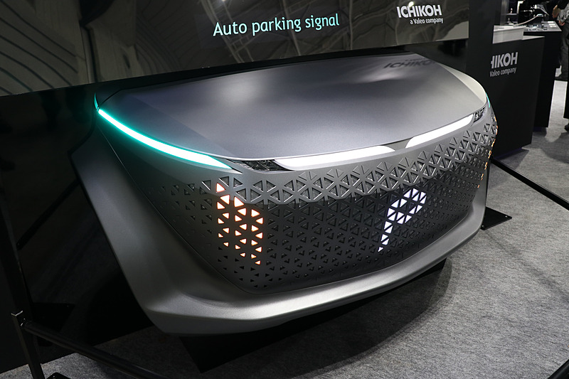 ピクセルごとの発光を切り替えることで、車両が次に行なうアクションの予告や危険の存在などを車外に人に通知する