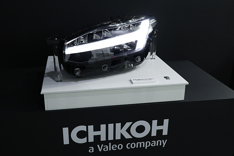 内側にレーダーを配置した「センサー内蔵ヘッドライト」