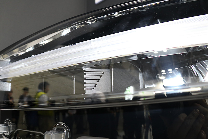 ヘッドライトユニット内にあるデイタイムランニングライトの下側にレーダーセンサーを設定