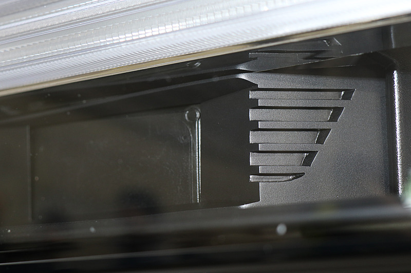 ヘッドライトユニット内にあるデイタイムランニングライトの下側にレーダーセンサーを設定