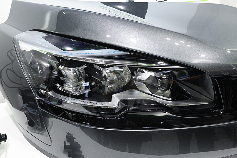 こちらはLiDERセンサーを内蔵する展示品。主に車両側面の障害物などを検知するセンサーとして設定されており、クリーニングシステムも側面側を洗浄するレイアウトとなっている