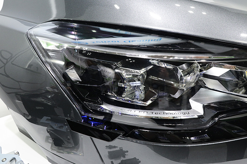 こちらはLiDERセンサーを内蔵する展示品。主に車両側面の障害物などを検知するセンサーとして設定されており、クリーニングシステムも側面側を洗浄するレイアウトとなっている