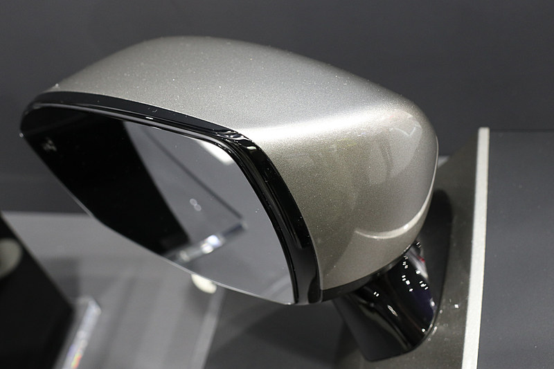 鏡面がミラーハウジングに固定され、すっきりとしたフレームレスのデザインとなっている