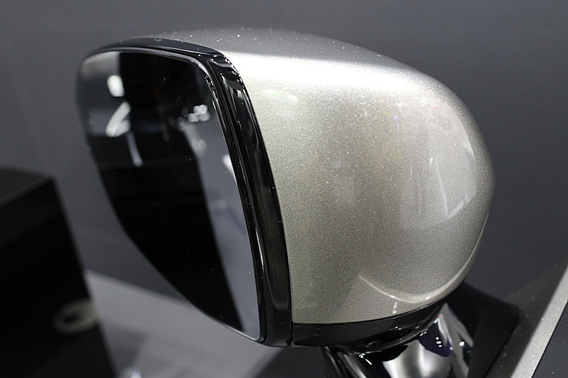 鏡面がミラーハウジングに固定され、すっきりとしたフレームレスのデザインとなっている