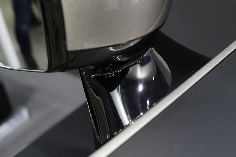 アクチュエーターはドアミラー基部にレイアウトする