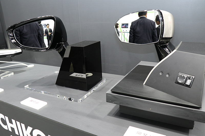 左は一般的に利用されているドアミラー。鏡面の面積は同じだが、サイズが約20％コンパクトになっている