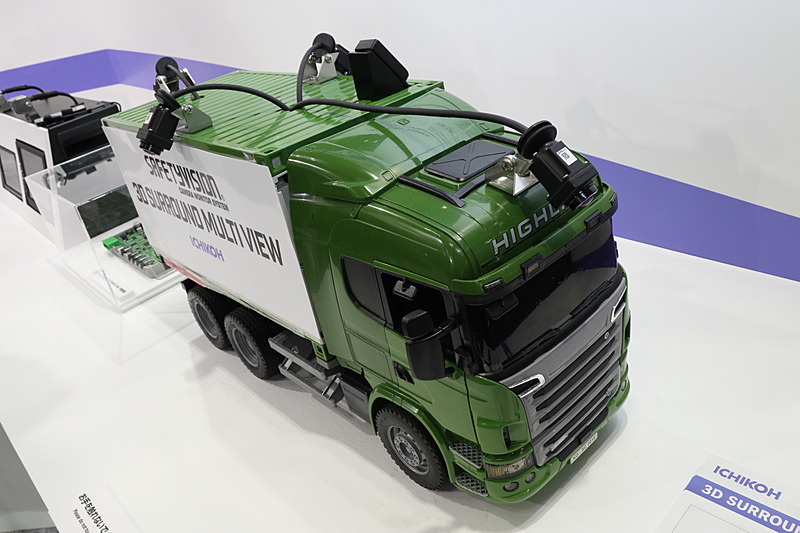 4個の小型HDカメラを車両の前後左右に固定。大型の車両に設置することも想定したロングケーブルを採用しているのも製品特長となっている