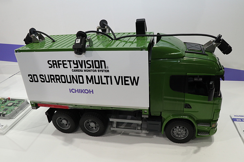 4個の小型HDカメラを車両の前後左右に固定。大型の車両に設置することも想定したロングケーブルを採用しているのも製品特長となっている