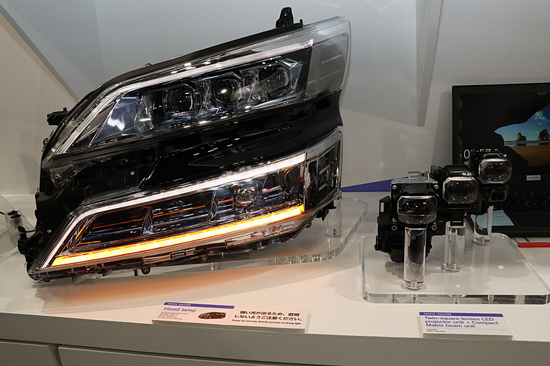 このほかにも市光工業のブースでは、自動車メーカー向けに供給している「スマートルームミラー」やLEDヘッドライトユニットなどの製品展示が行なわれている