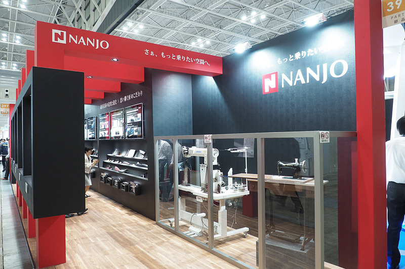 南条装備工業のブースはミシンがお出迎え