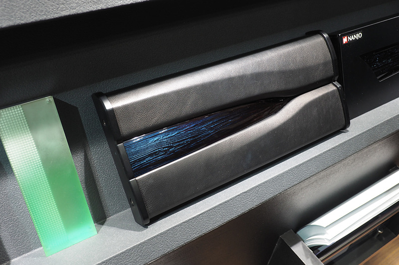 こちらは樹脂の貼り合わせで立体的な表現をしている